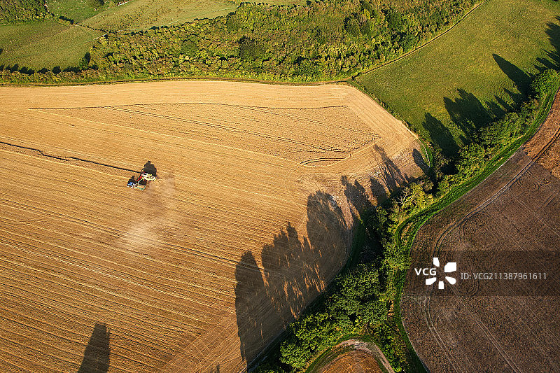 英国乡村的美丽鸟瞰图无人机拍摄的卢顿英格兰，哈灵顿，英国，英国图片素材