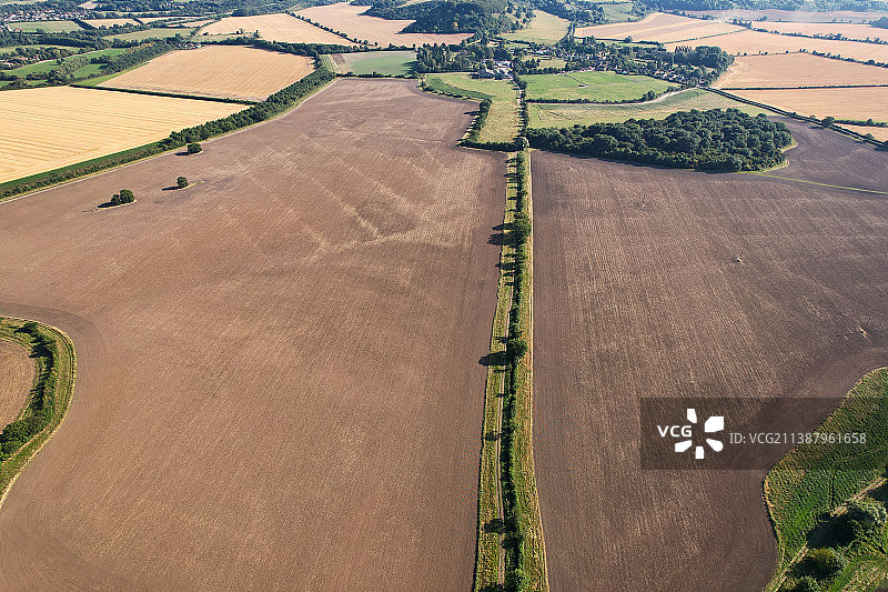 英国乡村的美丽鸟瞰图无人机拍摄的卢顿英格兰，哈灵顿，英国，英国图片素材