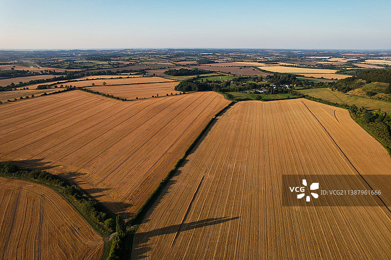 英国乡村的美丽鸟瞰图无人机拍摄的卢顿英格兰，哈灵顿，英国，英国图片素材