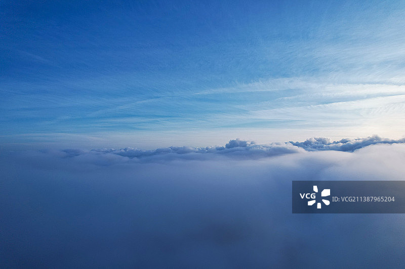 英格兰卢顿镇上空云层日出美景图片素材