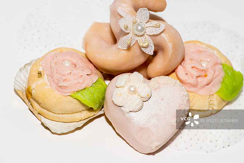 白色背景上的阿拉伯甜点，多哈，卡塔尔图片素材