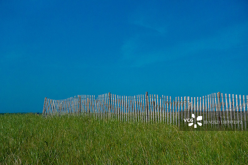 楠塔基特岛海滩的栅栏与晴朗的蓝天，美国马萨诸塞州图片素材