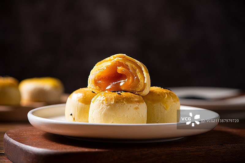 芝士流心蛋黄酥图片素材