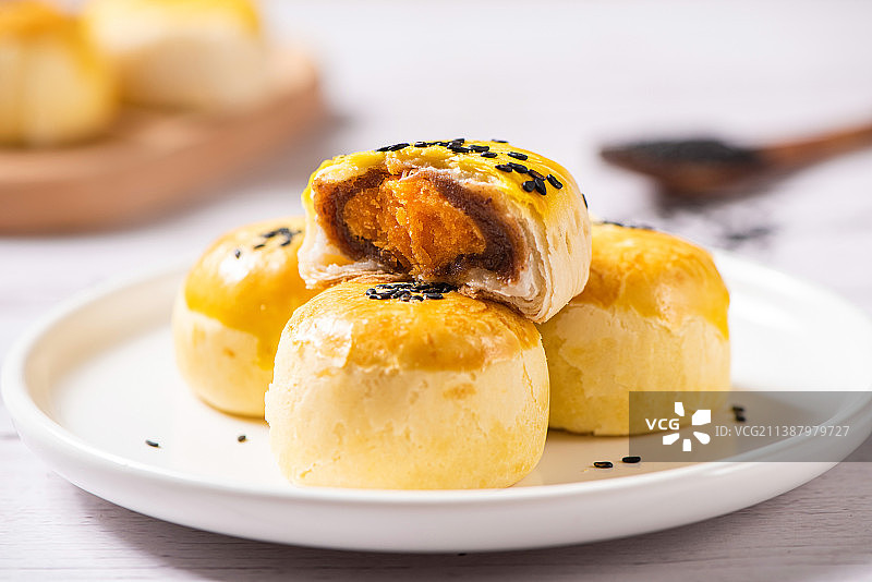 剥开的糕点蛋黄酥图片素材