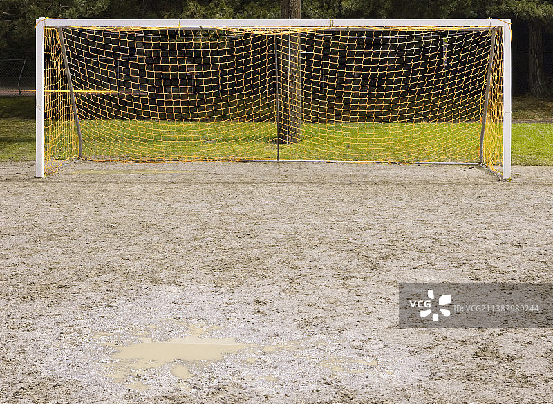 泥泞足球场上的球门网图片素材