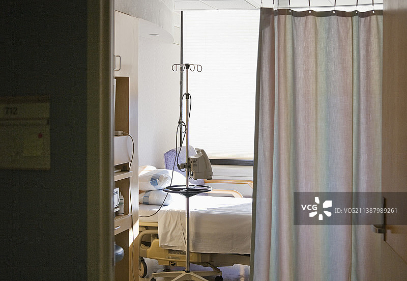 带有床和隐私帘的医院病房图片素材