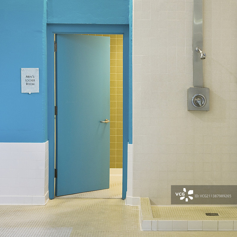 储物柜室内的淋浴间图片素材