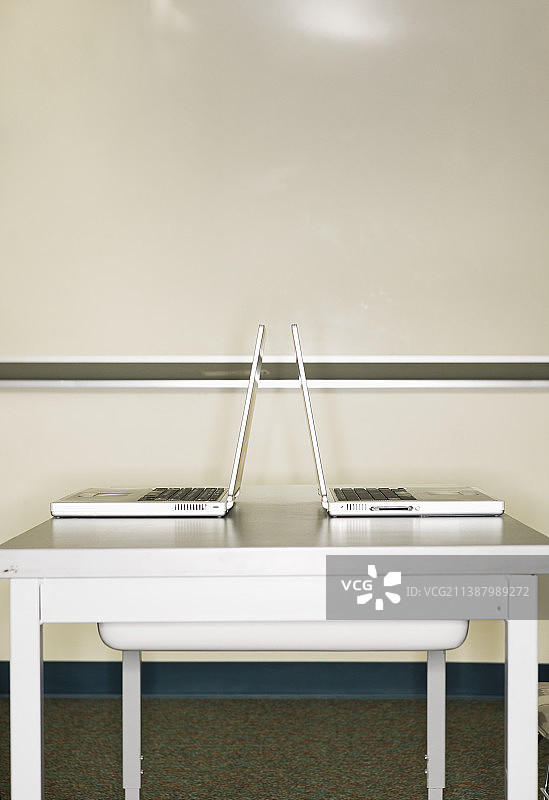 桌子上的两台打开的笔记本电脑图片素材