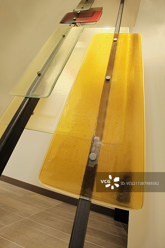 金属框架上的玻璃面板图片素材