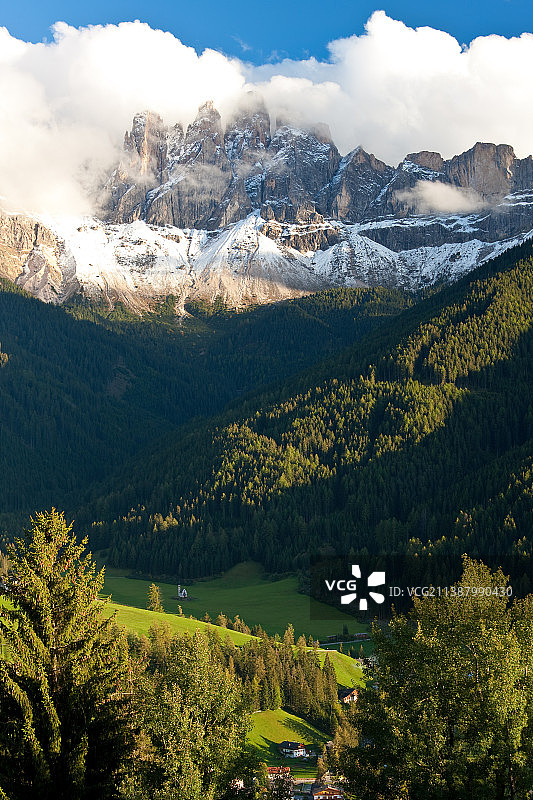意大利多洛米蒂山瓦尔迪富内斯圣约翰教堂图片素材