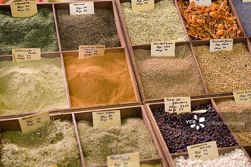 法国昂蒂布蓝色海岸市场上的香料图片素材