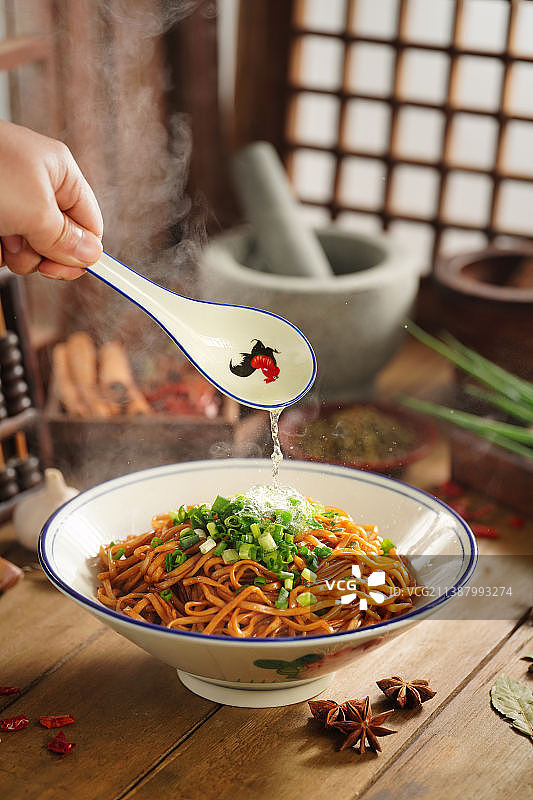 食材与面条的碰撞图片素材