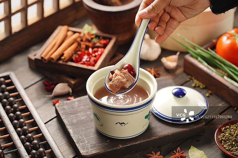 食材与面条的碰撞图片素材