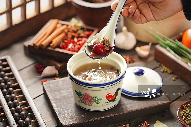 食材与面条的碰撞图片素材