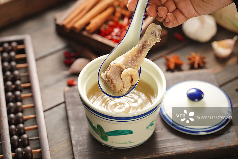 食材与面条的碰撞图片素材