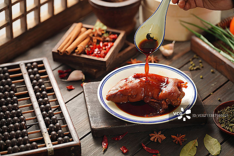 食材与面条的碰撞图片素材