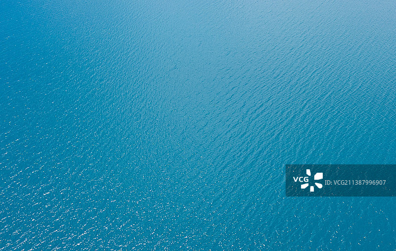 水面的航拍，蓝色的水面，蓝色的背景，极简主义图片素材