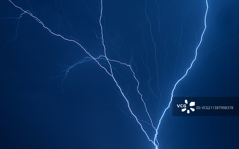 凌晨暴风雨中的闪电图片素材