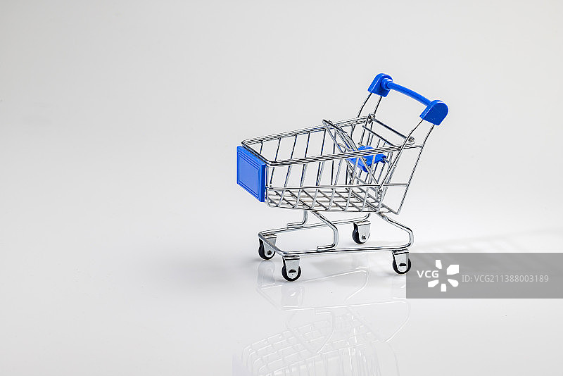 空荡荡的超市金属购物车图片素材