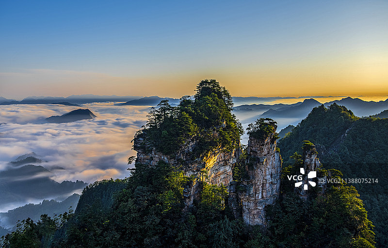 张家界天子山风光——云雾绕奇峰图片素材