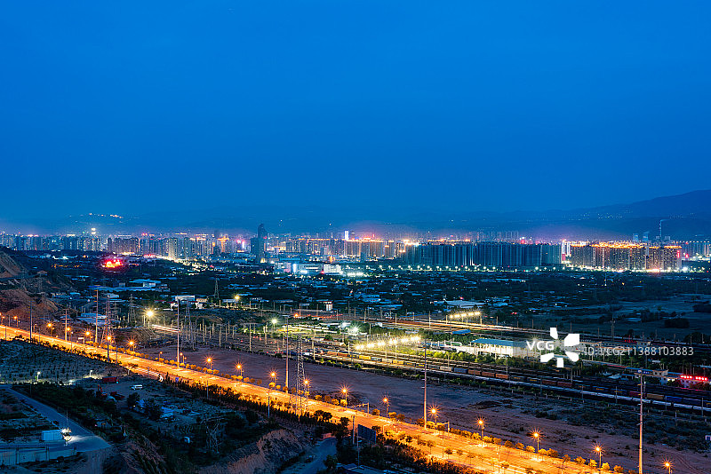 甘肃兰州安宁区凤凰山俯瞰兰州城区图片素材