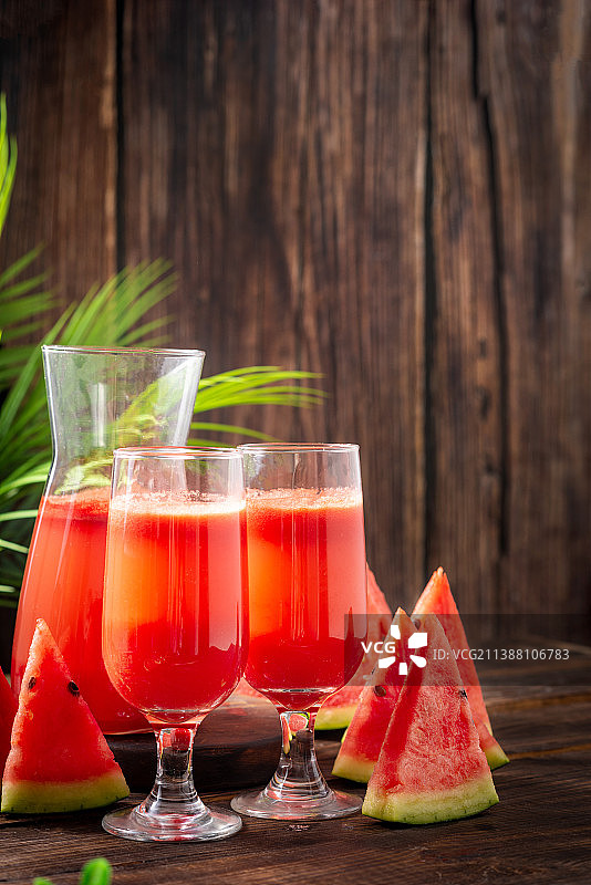 夏季复古木桌上的一杯鲜榨新鲜西瓜汁图片素材