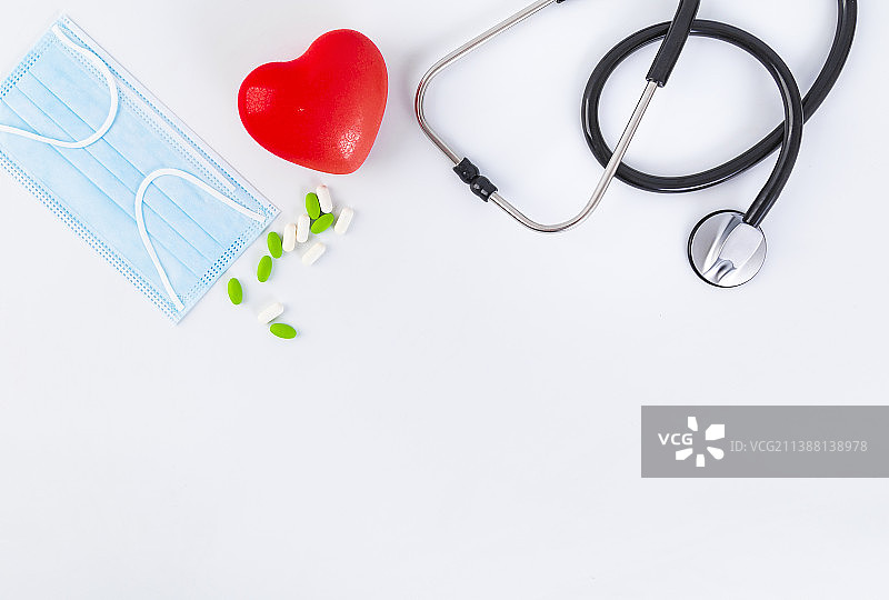 红色爱心和听诊器摄影图图片素材