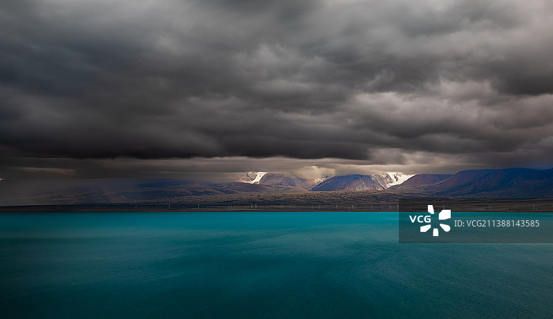 佩枯措畔希夏邦马峰被吞没图片素材