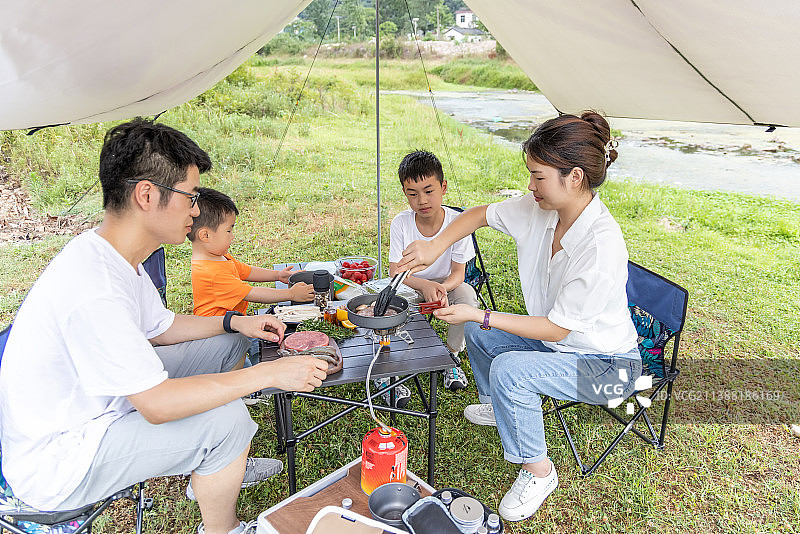一家人户外露营图片素材
