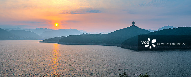 晨雾中的金海湖图片素材