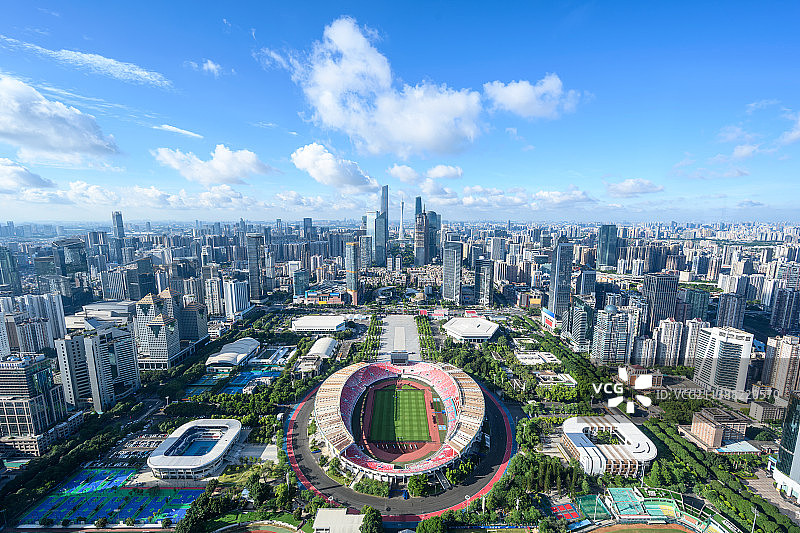 蓝天白云下的广州中轴线珠江新城天河体育场和广州塔图片素材