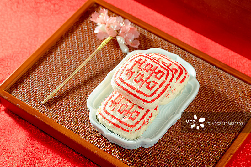 碟子里印着红双喜字的传统白皮点心喜饼图片素材