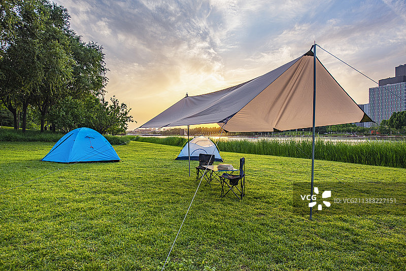 城市公园草坪上的天幕与帐篷图片素材