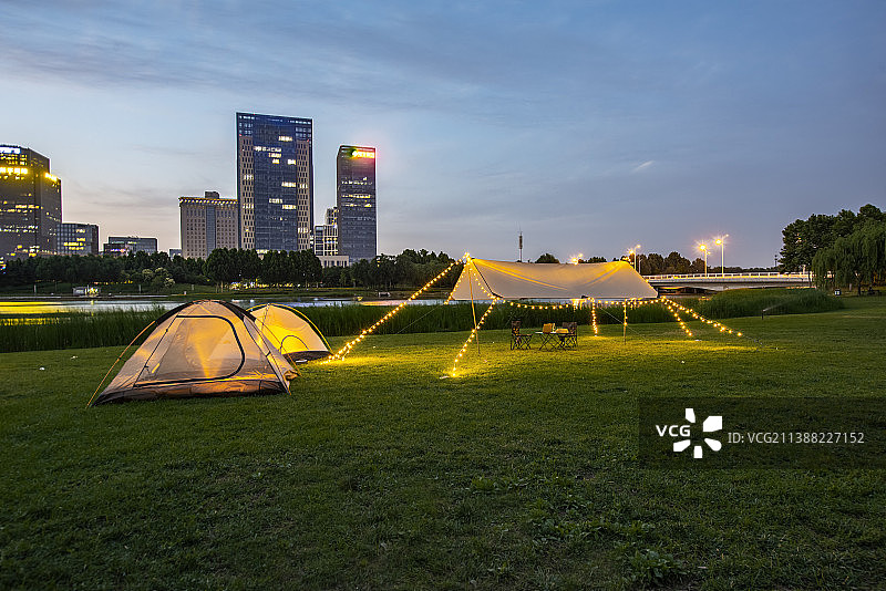 城市公园草坪上的天幕与帐篷图片素材