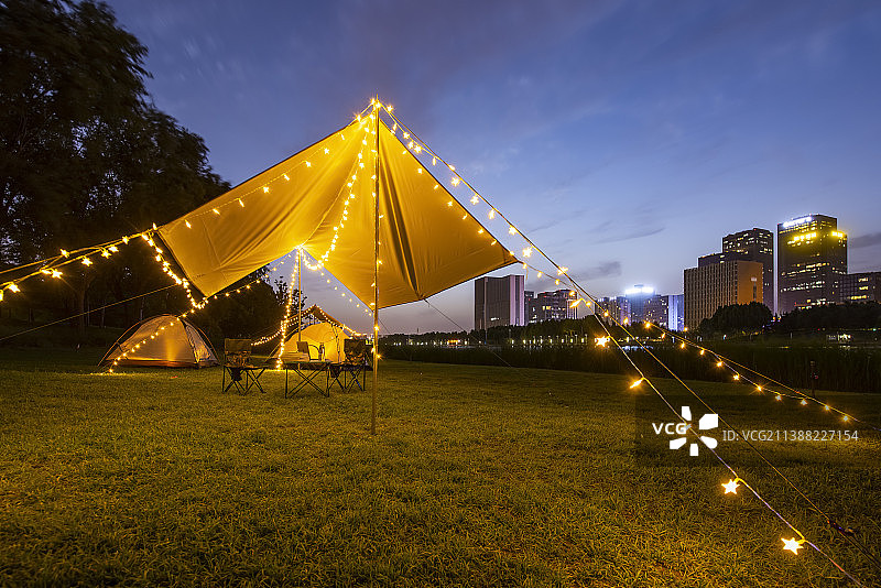 城市公园草坪上的天幕与帐篷图片素材