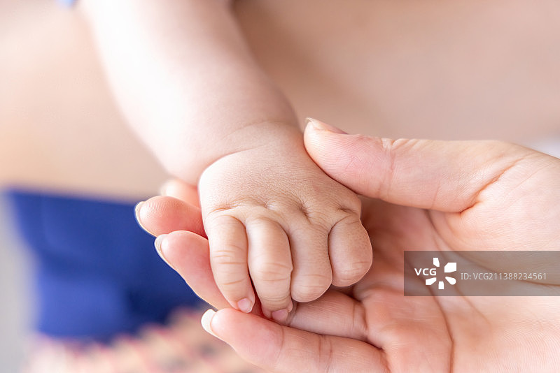 抚摸新生婴儿可爱的小手图片素材