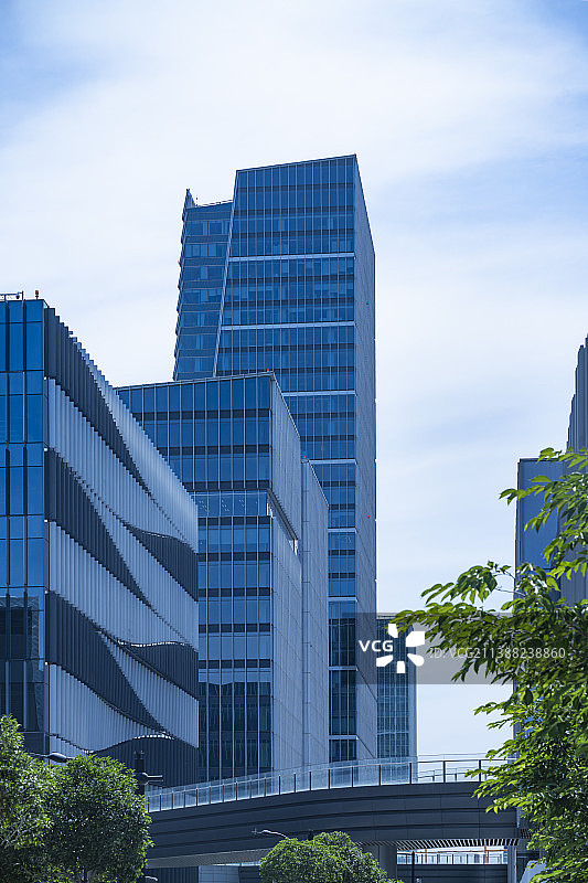 高端办公区高楼大厦现代建筑蓝天白云图片素材
