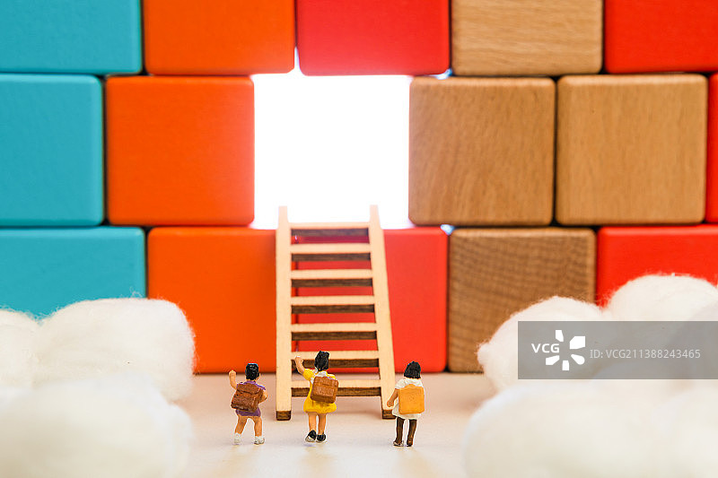 微缩创意景观小学生往墙壁光明出攀爬图片素材