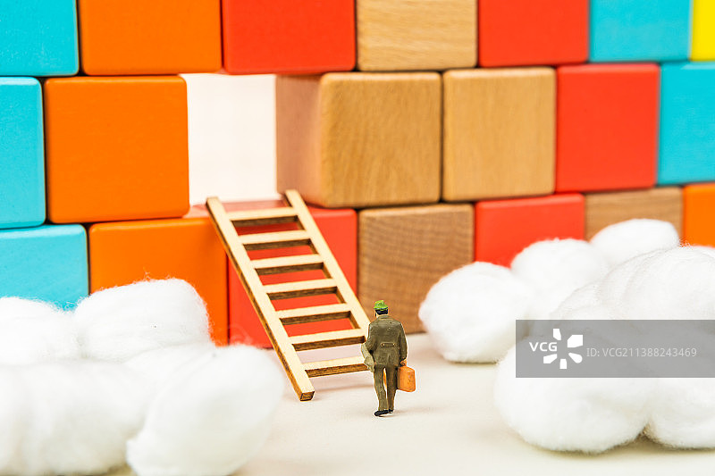 微缩创意景观提着公文包的商人往墙壁上出口走去图片素材