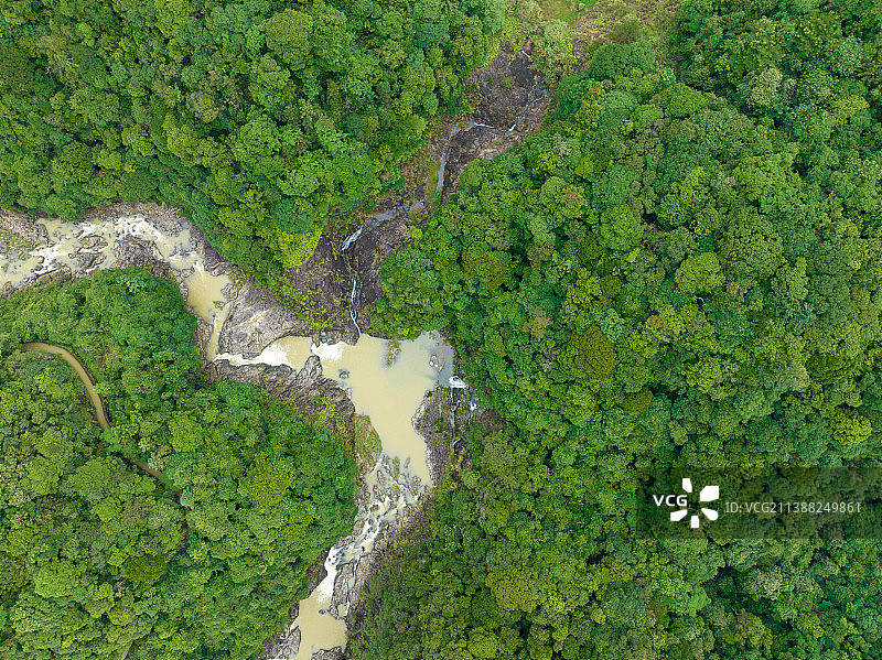 福建山区，山洪爆发，水库泄洪图片素材