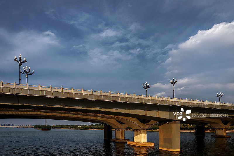 河南洛阳城市建设景观道路桥梁河道蓝天白云图片素材
