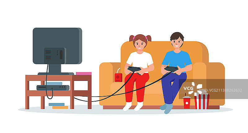 孩子们坐在沙发上玩电子游戏图片素材