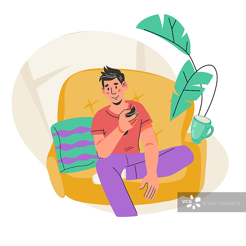 男子坐在沙发上，手持遥控器图片素材