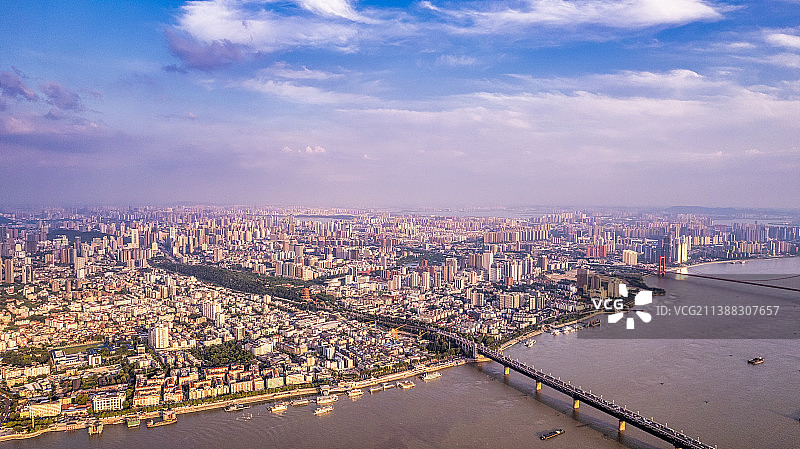 武汉地标长江大桥与黄鹤楼图片素材