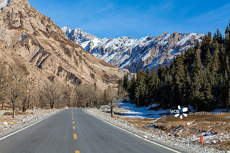 新疆独库公路汽车广告背景图图片素材