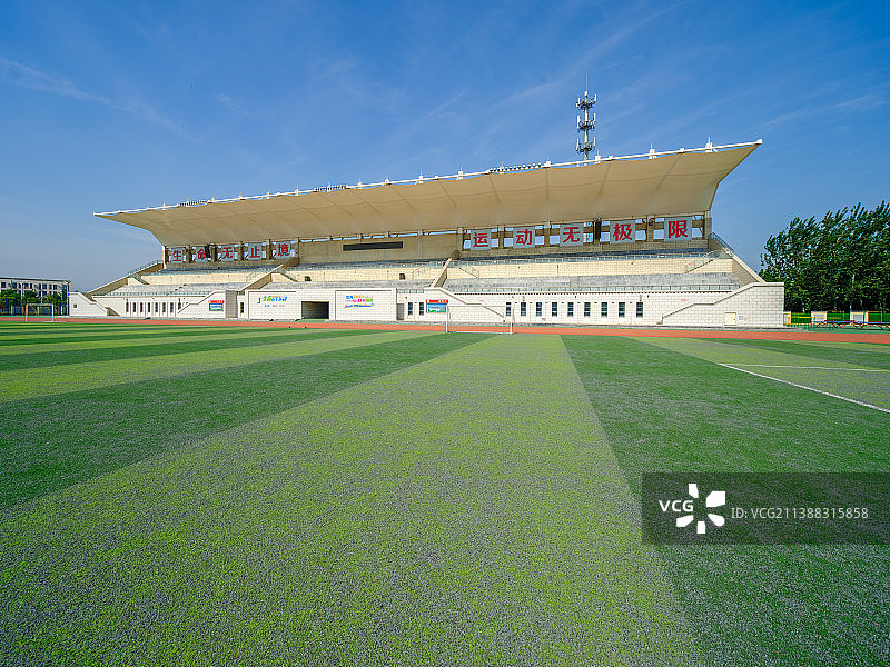 现代学校操场，校园体育场图片素材