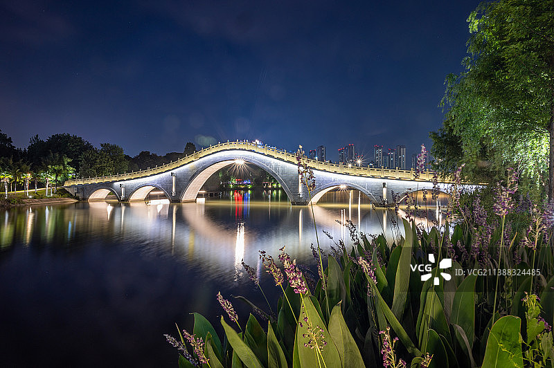 夜色中的青云桥，平湖市，东湖景区图片素材