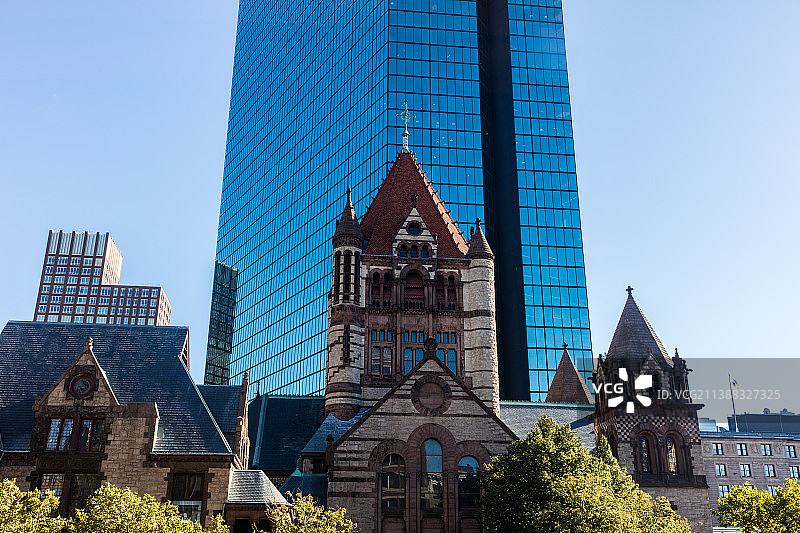 波士顿Trinity Church三一教堂和 John Hancock Tower 约翰汉考克大厦图片素材