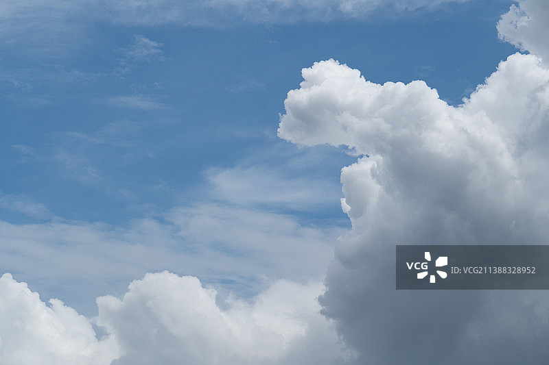 天空中云的低角度视图图片素材