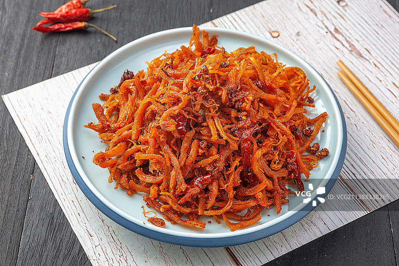 装在盘子里的美食：麻辣鸡丝图片素材
